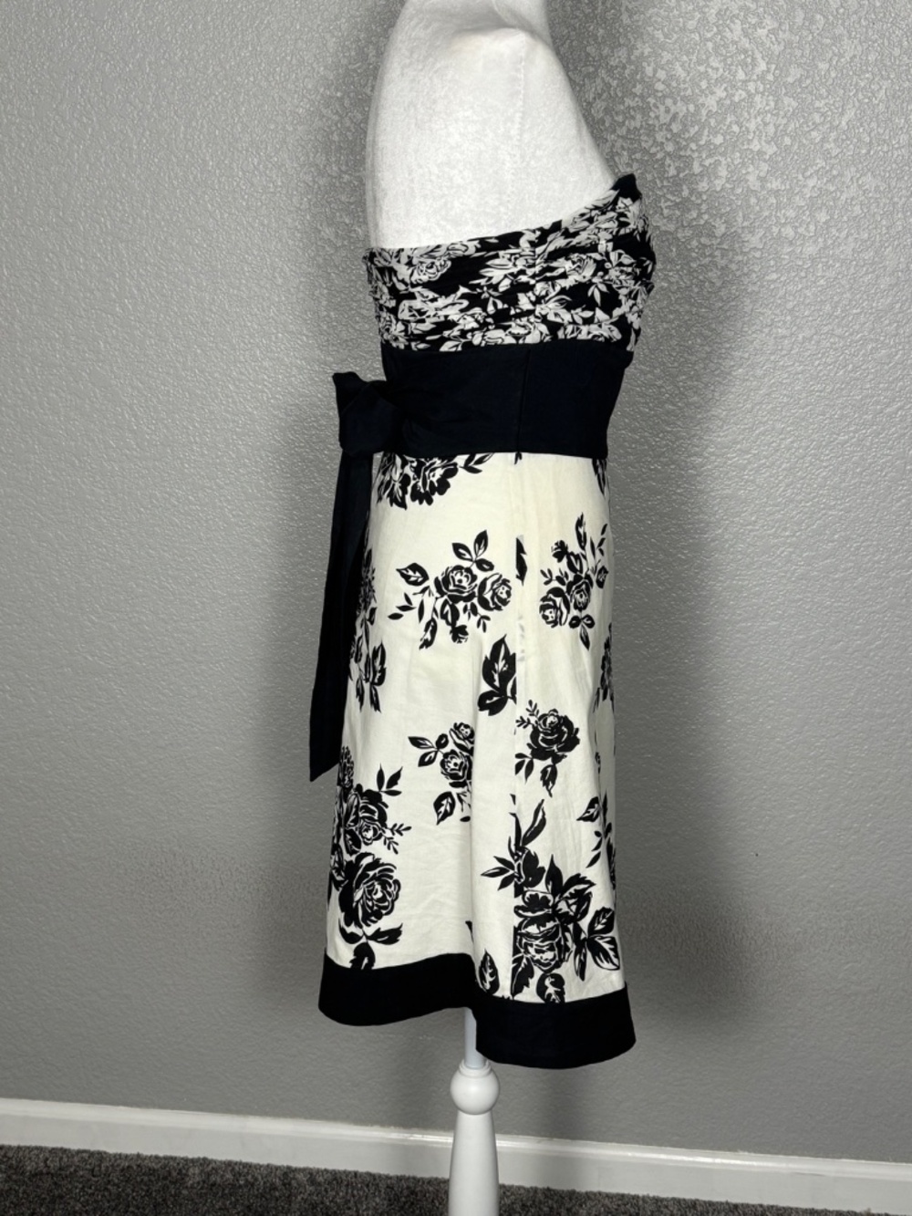 White House Black Market Strapless Black & White A Line Fit & Flare Size 6 - Picture 8 of 11